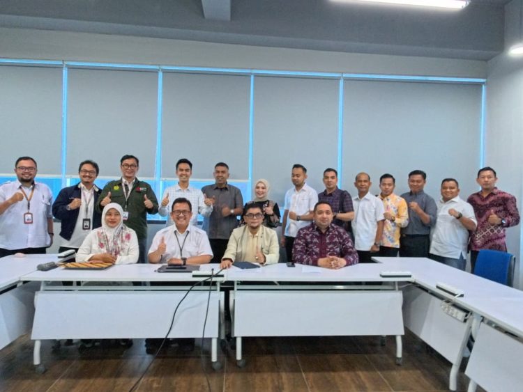 Rombongan Komisi I DPRD Provinsi Jambi berfoto bersama peneliti BRIN saat kunjungan kerja di salah satu fasilitas penelitian BRIN di Bandung, Selasa (4/3/2026) (Dok. Humas)