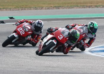 Pebalap binaan AHM, Bintang Pranata Sukma (#3), bersaing ketat dengan pebalap lain pada putaran pertama Idemitsu Moto4 Asia Cup 2026 di Chang International Circuit, Buriram, Thailand, Sabtu (28/2/2026). (Dok. Sinsen)