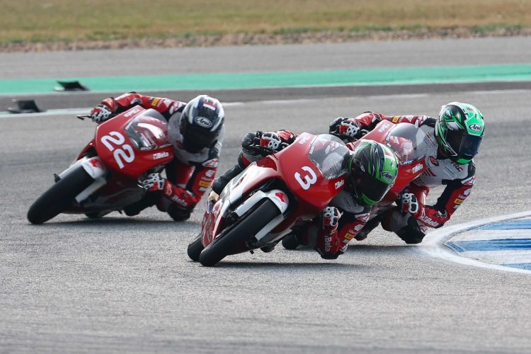 Pebalap binaan AHM, Bintang Pranata Sukma (#3), bersaing ketat dengan pebalap lain pada putaran pertama Idemitsu Moto4 Asia Cup 2026 di Chang International Circuit, Buriram, Thailand, Sabtu (28/2/2026). (Dok. Sinsen)