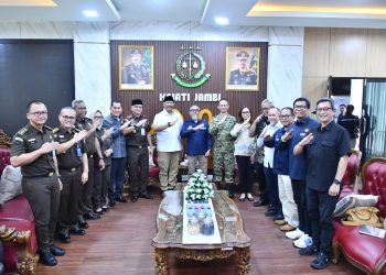 Staf Ahli Sekretaris SKK Migas Mayjen TNI Dr. Andrey Satwika Yogaswara bersama jajaran SKK Migas Sumbagsel dan pimpinan KKKS berfoto bersama Kepala Kejati Jambi Sugeng Hariadi dan jajaran usai pertemuan koordinasi di Kantor Kejati Jambi, Rabu (4/3/2026). (Dok. Humas)