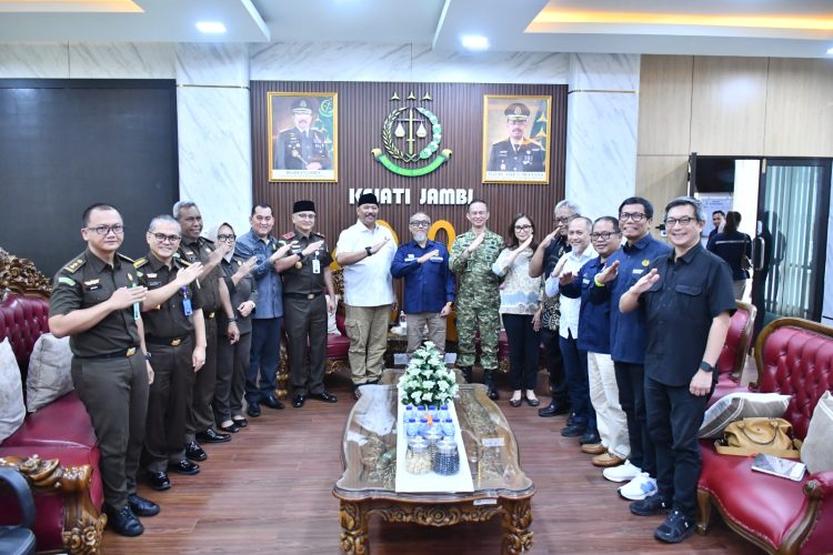 Staf Ahli Sekretaris SKK Migas Mayjen TNI Dr. Andrey Satwika Yogaswara bersama jajaran SKK Migas Sumbagsel dan pimpinan KKKS berfoto bersama Kepala Kejati Jambi Sugeng Hariadi dan jajaran usai pertemuan koordinasi di Kantor Kejati Jambi, Rabu (4/3/2026). (Dok. Humas)