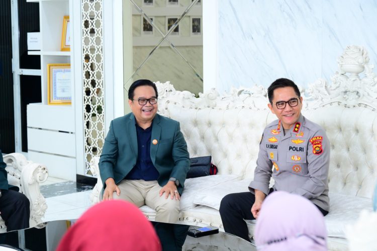 Kapolda Jambi Irjen Pol. Krisno H. Siregar menerima audiensi pengurus Ikatan Dokter Indonesia (IDI) Wilayah Jambi di Lobi Utama Mapolda Jambi, Kamis (5/3/2026) (Dok. Humas)