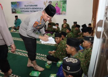 Kapolresta Bengkulu Kombes Pol Rahmad Hidayat menyerahkan santunan kepada anak yatim piatu dalam kegiatan silaturahmi Ramadan sebagai bentuk kepedulian sosial Polresta Bengkulu kepada masyarakat. (foto: ist)