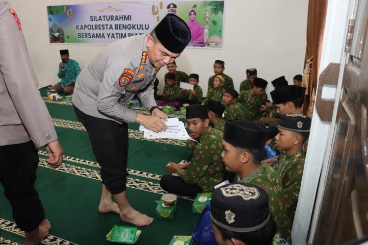 Kapolresta Bengkulu Kombes Pol Rahmad Hidayat menyerahkan santunan kepada anak yatim piatu dalam kegiatan silaturahmi Ramadan sebagai bentuk kepedulian sosial Polresta Bengkulu kepada masyarakat. (foto: ist)