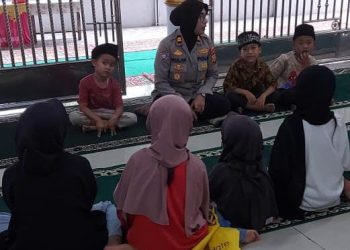 Kasat Binmas Polres Kepahiang Iptu Agustin Wulandari memimpin kegiatan pesantren kilat Ramadan di Masjid Komplek Perumnas Padang Lekat, Kabupaten Kepahiang, sebagai upaya pembinaan generasi muda dan penyampaian pesan kamtibmas. (foto: ist)