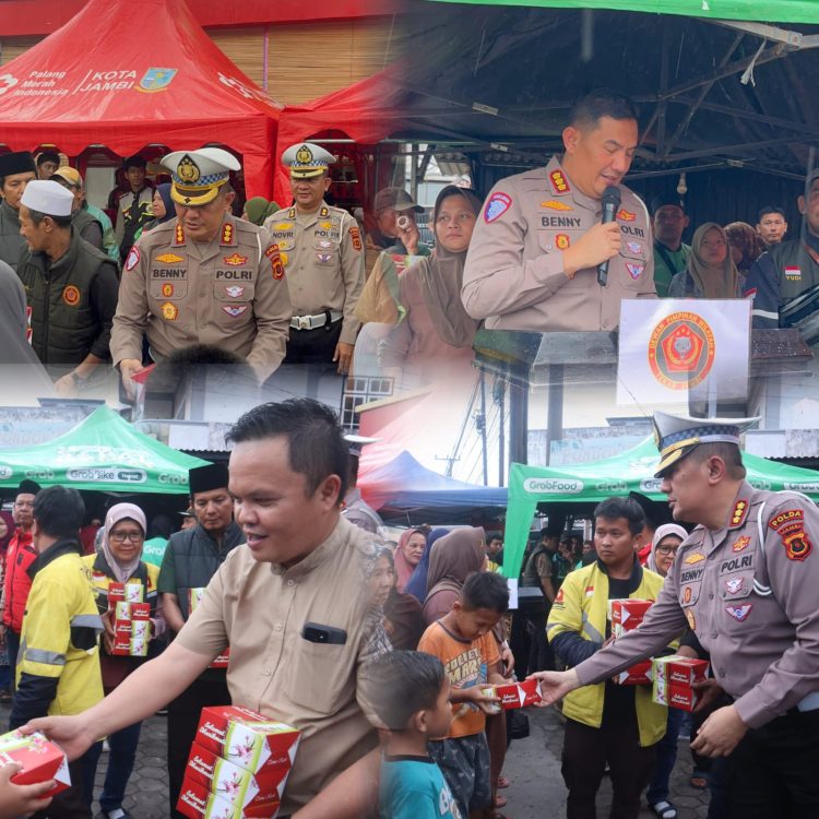 Direktur Lalu Lintas Polda Jambi Kombes Pol Adi Benny Cahyono bersama personel Polantas dan ratusan driver ojek online membagikan paket takjil kepada pengguna jalan dalam kegiatan Polantas Menyapa di Kota Jambi, Kamis (5/3/2026). (Dok. Nahar)
