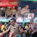 Direktur Lalu Lintas Polda Jambi Kombes Pol Adi Benny Cahyono bersama personel Polantas dan ratusan driver ojek online membagikan paket takjil kepada pengguna jalan dalam kegiatan Polantas Menyapa di Kota Jambi, Kamis (5/3/2026). (Dok. Nahar)