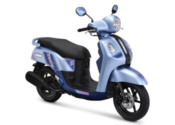 Yamaha Fazzio Hybrid Starry Night Special Edition tampil dengan kombinasi warna silver dan matte blue serta grafis iridescent pada bodi samping (Dok. Yamaha)