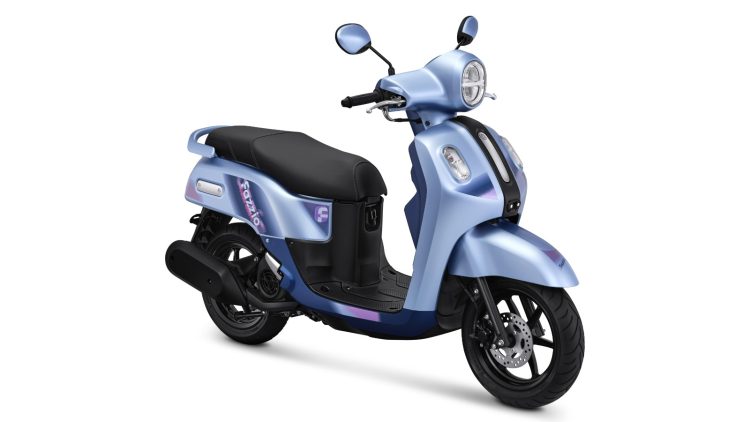 Yamaha Fazzio Hybrid Starry Night Special Edition tampil dengan kombinasi warna silver dan matte blue serta grafis iridescent pada bodi samping (Dok. Yamaha)