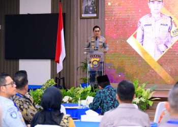 Kapolda Jambi Irjen Pol. Krisno H. Siregar menyampaikan sambutan saat memimpin Rapat Koordinasi Lintas Sektoral Operasi Ketupat 2026 di Aula Gedung Siginjai Polda Jambi, Jumat (6/3/2026). (Dok. Humas)