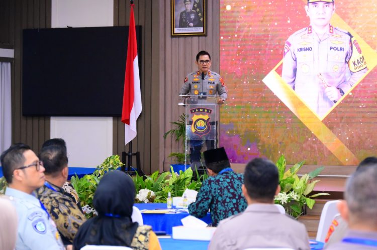 Kapolda Jambi Irjen Pol. Krisno H. Siregar menyampaikan sambutan saat memimpin Rapat Koordinasi Lintas Sektoral Operasi Ketupat 2026 di Aula Gedung Siginjai Polda Jambi, Jumat (6/3/2026). (Dok. Humas)