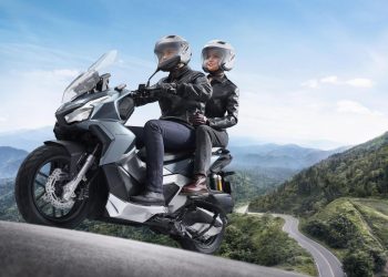 Ilustrasi Pengendara dan penumpang sepeda motor menggunakan perlengkapan keselamatan saat berkendara. (Dok Sinsen)