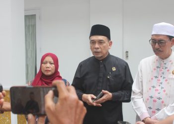 Ketua BAZNAS Provinsi Jambi Muhammad Amin memberikan keterangan kepada awak media di Rumah Dinas Wakil Gubernur Jambi, Jumat (6/3/2026). (Dok. Stepanus)