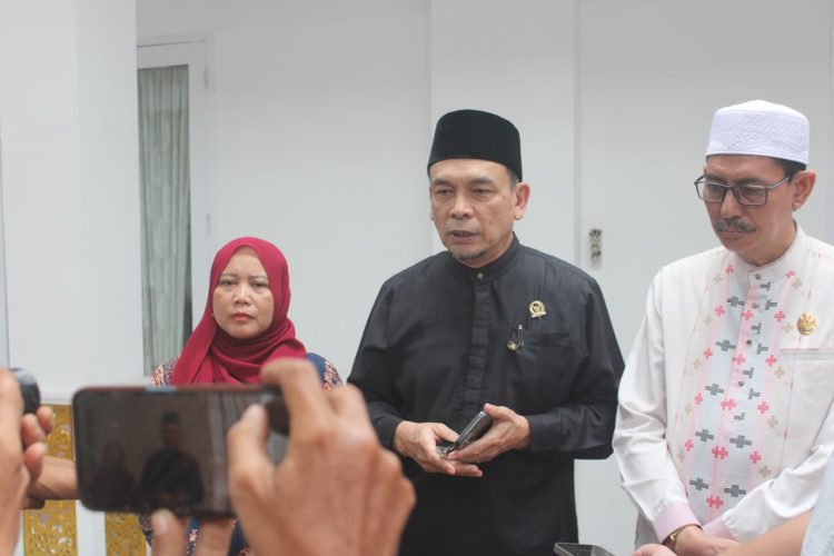 Ketua BAZNAS Provinsi Jambi Muhammad Amin memberikan keterangan kepada awak media di Rumah Dinas Wakil Gubernur Jambi, Jumat (6/3/2026). (Dok. Stepanus)