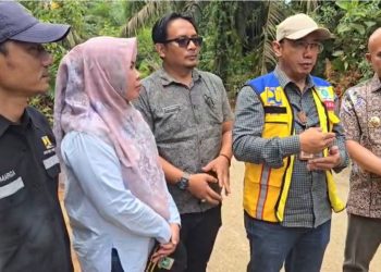 Kepala Bidang Bina Marga Dinas PUTR Provinsi Jambi, Iwan Rahmadi (tengah), bersama jajaran dan pihak terkait meninjau langsung kondisi salah satu ruas jalan provinsi yang menjadi sasaran pemeliharaan rutin menjelang arus mudik dan arus balik Idulfitri 1447 H/2026. (Dok. Daus)