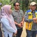 Kepala Bidang Bina Marga Dinas PUTR Provinsi Jambi, Iwan Rahmadi (tengah), bersama jajaran dan pihak terkait meninjau langsung kondisi salah satu ruas jalan provinsi yang menjadi sasaran pemeliharaan rutin menjelang arus mudik dan arus balik Idulfitri 1447 H/2026. (Dok. Daus)