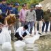 Gubernur Jambi Al Haris menebar benih ikan di Bendungan PLTA Danau Kerinci, Kabupaten Kerinci, Sabtu (7/3/2026), (Dok. Erit)