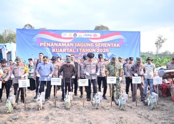 Kapolda Jambi Irjen Pol. Krisno H. Siregar bersama Wakil Gubernur Jambi, unsur Forkopimda, serta jajaran kepolisian melakukan penanaman jagung secara simbolis pada kegiatan Penanaman Jagung Serentak Kuartal I Tahun 2026 di Provinsi Jambi, Sabtu (7/3/2026). (Dok. Nahar)