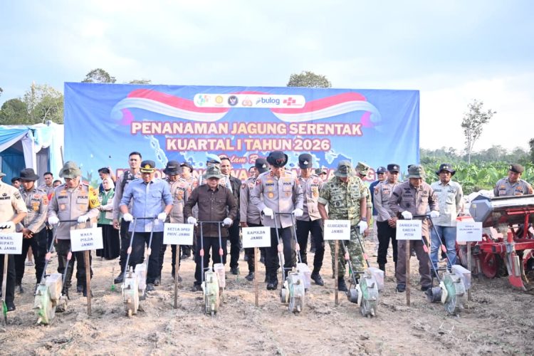 Kapolda Jambi Irjen Pol. Krisno H. Siregar bersama Wakil Gubernur Jambi, unsur Forkopimda, serta jajaran kepolisian melakukan penanaman jagung secara simbolis pada kegiatan Penanaman Jagung Serentak Kuartal I Tahun 2026 di Provinsi Jambi, Sabtu (7/3/2026). (Dok. Nahar)