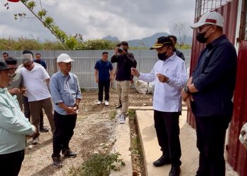 Gubernur Jambi Al Haris bersama Wali Kota Sungai Penuh Alfin dan sejumlah pejabat meninjau lokasi rencana pembangunan Tempat Pembuangan Akhir (TPA) di Desa Renah Kayu Embun, Kecamatan Kumun Debai, Kota Sungai Penuh, Sabtu (7/2/2026) (dok. Erit)