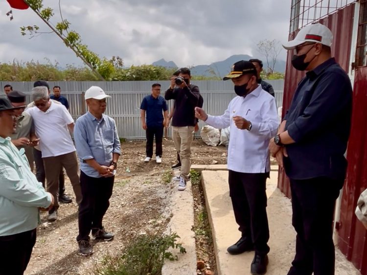 Gubernur Jambi Al Haris bersama Wali Kota Sungai Penuh Alfin dan sejumlah pejabat meninjau lokasi rencana pembangunan Tempat Pembuangan Akhir (TPA) di Desa Renah Kayu Embun, Kecamatan Kumun Debai, Kota Sungai Penuh, Sabtu (7/2/2026) (dok. Erit)