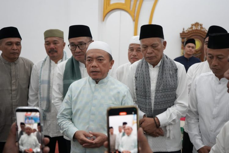 Gubernur Jambi Al Haris memberikan keterangan kepada awak media usai menghadiri kegiatan Safari Ramadhan Pemerintah Provinsi Jambi di Masjid Nurul Iman, Kecamatan Sungai Bungkal, Kota Sungai Penuh, Sabtu (7/3/2026) malam.(Dok, Erit)
