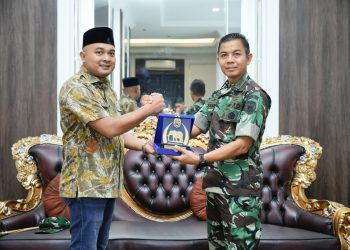 Danrem 042/Gapu Kolonel Inf Nyamin (kanan) menyerahkan cenderamata kepada Bupati Tebo Agus Rubiyanto saat Safari Ramadan di Rumah Dinas Bupati Tebo, Minggu (8/3/2026). (Dok. Penrem 042/Gapu)