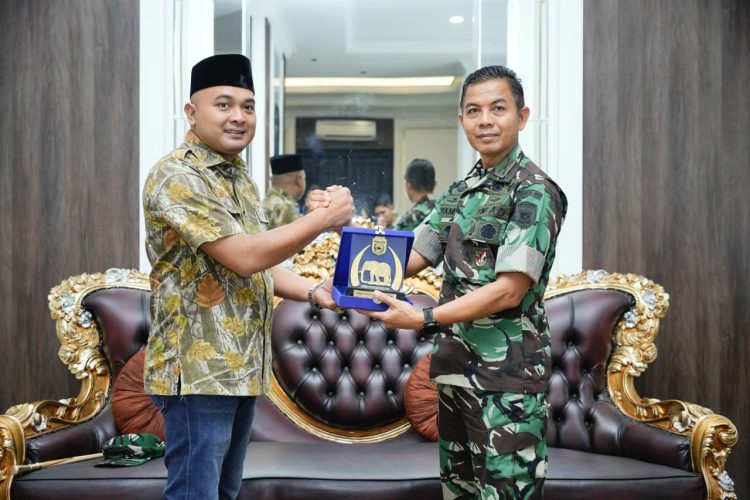 Danrem 042/Gapu Kolonel Inf Nyamin (kanan) menyerahkan cenderamata kepada Bupati Tebo Agus Rubiyanto saat Safari Ramadan di Rumah Dinas Bupati Tebo, Minggu (8/3/2026). (Dok. Penrem 042/Gapu)