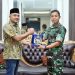 Danrem 042/Gapu Kolonel Inf Nyamin (kanan) menyerahkan cenderamata kepada Bupati Tebo Agus Rubiyanto saat Safari Ramadan di Rumah Dinas Bupati Tebo, Minggu (8/3/2026). (Dok. Penrem 042/Gapu)