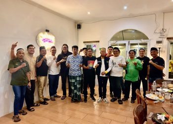 Pengurus dan anggota PWI Kota Jambi berfoto bersama usai kegiatan buka puasa bersama di Senyala Cafe, Kota Jambi, Minggu (7/3/2026). (Dok. Daus)