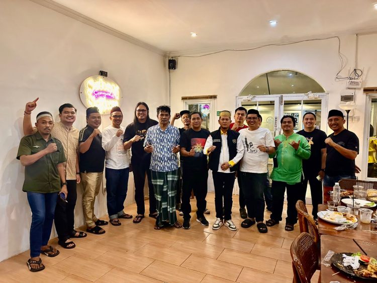 Pengurus dan anggota PWI Kota Jambi berfoto bersama usai kegiatan buka puasa bersama di Senyala Cafe, Kota Jambi, Minggu (7/3/2026). (Dok. Daus)