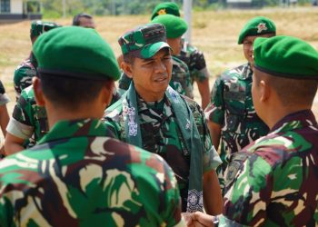 Danrem 042/Gapu Kolonel Inf Nyamin berdialog dengan prajurit saat meninjau pangkalan Yonif TP 844/Ksatria Batanghari di Kabupaten Tebo, Minggu (8/3/2026) (Dok. Penrem)