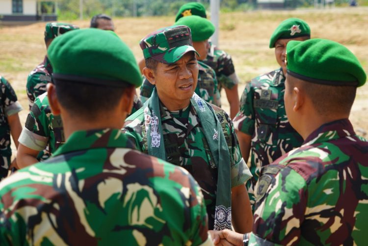 Danrem 042/Gapu Kolonel Inf Nyamin berdialog dengan prajurit saat meninjau pangkalan Yonif TP 844/Ksatria Batanghari di Kabupaten Tebo, Minggu (8/3/2026) (Dok. Penrem)