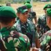 Danrem 042/Gapu Kolonel Inf Nyamin berdialog dengan prajurit saat meninjau pangkalan Yonif TP 844/Ksatria Batanghari di Kabupaten Tebo, Minggu (8/3/2026) (Dok. Penrem)