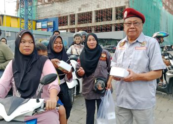 Ketua DPD Gersuma Kota Jambi Roesly Rinaldy bersama pengurus membagikan takjil kepada pengguna jalan di kawasan Simpang Mayang, Kota Jambi, Minggu (7/3/2026). (Dok. Ali)