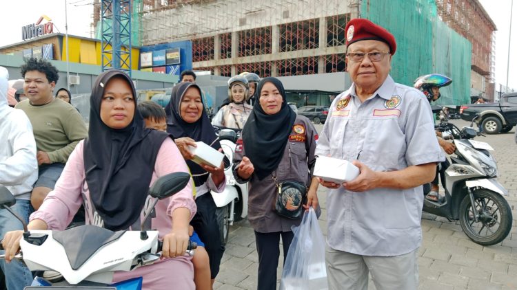 Ketua DPD Gersuma Kota Jambi Roesly Rinaldy bersama pengurus membagikan takjil kepada pengguna jalan di kawasan Simpang Mayang, Kota Jambi, Minggu (7/3/2026). (Dok. Ali)