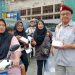 Ketua DPD Gersuma Kota Jambi Roesly Rinaldy bersama pengurus membagikan takjil kepada pengguna jalan di kawasan Simpang Mayang, Kota Jambi, Minggu (7/3/2026). (Dok. Ali)