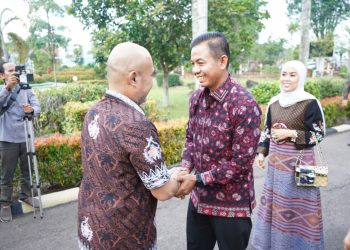 Danrem 042/Garuda Putih Kolonel Inf Nyamin berjabat tangan dengan Bupati Bungo H. Dedy Putra saat kegiatan Safari Ramadhan di Rumah Dinas Bupati Bungo, Minggu (8/3/2026).(Dok/Penrem 042/Gapu)