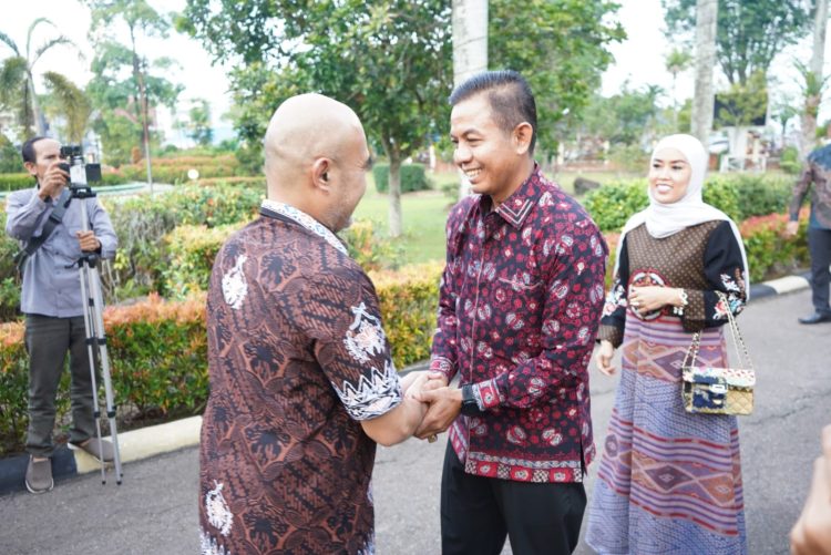 Danrem 042/Garuda Putih Kolonel Inf Nyamin berjabat tangan dengan Bupati Bungo H. Dedy Putra saat kegiatan Safari Ramadhan di Rumah Dinas Bupati Bungo, Minggu (8/3/2026).(Dok/Penrem 042/Gapu)