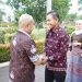 Danrem 042/Garuda Putih Kolonel Inf Nyamin berjabat tangan dengan Bupati Bungo H. Dedy Putra saat kegiatan Safari Ramadhan di Rumah Dinas Bupati Bungo, Minggu (8/3/2026).(Dok/Penrem 042/Gapu)