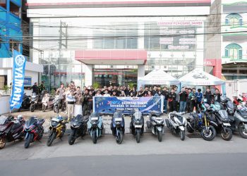 Komunitas Yamaha Riders Federation Indonesia (YRFI) Jambi berfoto bersama saat kegiatan touring Ramadan, berbagi takjil, dan buka puasa bersama di Yamaha Flagship Jambi, Minggu (8/3/2026). (Dok. Daus)