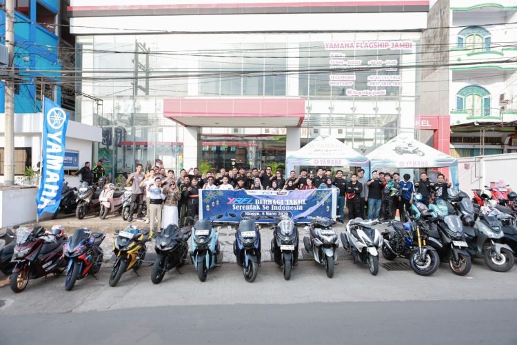 Komunitas Yamaha Riders Federation Indonesia (YRFI) Jambi berfoto bersama saat kegiatan touring Ramadan, berbagi takjil, dan buka puasa bersama di Yamaha Flagship Jambi, Minggu (8/3/2026). (Dok. Daus)