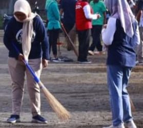 Bupati Blitar Rijanto bersama jajaran Pemerintah Kabupaten Blitar mengikuti kegiatan kerja bakti membersihkan area Pasar Kanigoro, Jumat (6/3/2026). (Dok. Edi)