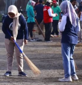 Bupati Blitar Rijanto bersama jajaran Pemerintah Kabupaten Blitar mengikuti kegiatan kerja bakti membersihkan area Pasar Kanigoro, Jumat (6/3/2026). (Dok. Edi)
