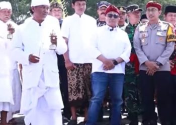 Bupati Blitar Rijanto (tengah) bersama unsur Forkopimda dan tokoh agama menghadiri Upacara Melasti Tahun 2026 yang digelar umat Hindu di Pantai Jolosutro, Desa Ringinrejo, Kecamatan Wates, Kabupaten Blitar, Minggu (8/3/2026). (Dok. Edi)