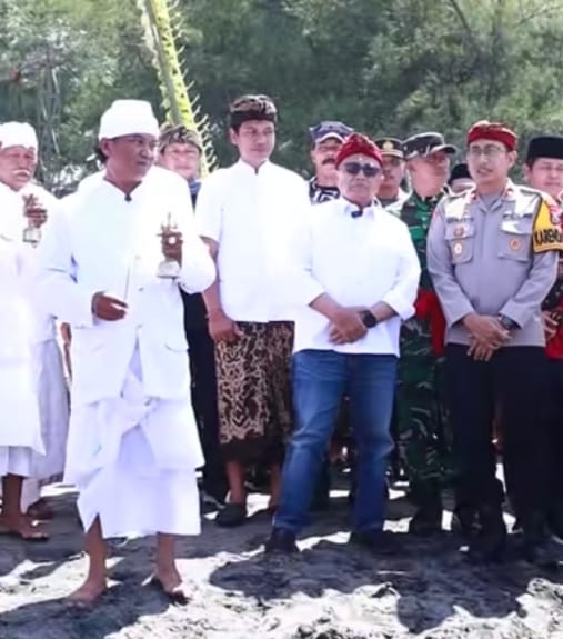 Bupati Blitar Rijanto (tengah) bersama unsur Forkopimda dan tokoh agama menghadiri Upacara Melasti Tahun 2026 yang digelar umat Hindu di Pantai Jolosutro, Desa Ringinrejo, Kecamatan Wates, Kabupaten Blitar, Minggu (8/3/2026). (Dok. Edi)