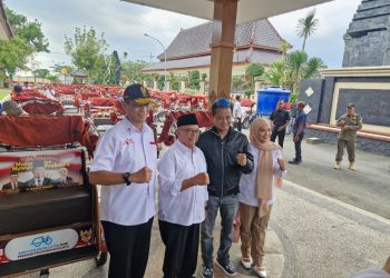 Bupati Blitar Rijanto bersama Wakil Bupati Blitar Beky Herdihansah, Wakil Ketua I DPRD Kabupaten Blitar Ratna Dewi Nirwana Sari, serta perwakilan Yayasan Gerakan Solidaritas Nasional (GSN) berfoto bersama saat penyerahan simbolis bantuan 200 unit becak listrik di Pendopo Sasana Adhi Praja, Kabupaten Blitar, Sabtu (7/3/2026). (Dok. Edi)