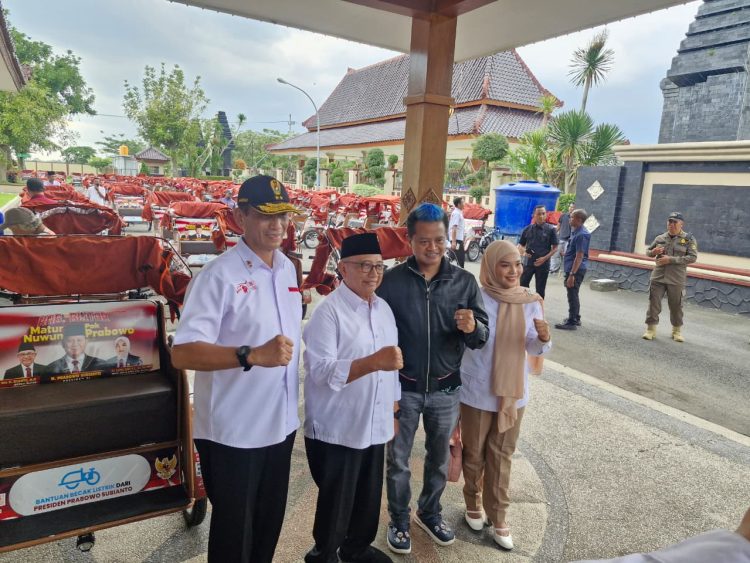Bupati Blitar Rijanto bersama Wakil Bupati Blitar Beky Herdihansah, Wakil Ketua I DPRD Kabupaten Blitar Ratna Dewi Nirwana Sari, serta perwakilan Yayasan Gerakan Solidaritas Nasional (GSN) berfoto bersama saat penyerahan simbolis bantuan 200 unit becak listrik di Pendopo Sasana Adhi Praja, Kabupaten Blitar, Sabtu (7/3/2026). (Dok. Edi)