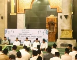Bupati Blitar Rijanto menghadiri kegiatan Kajian Akad Sore yang dirangkaikan dengan santunan anak yatim piatu dan buka puasa bersama di Masjid Agung Miftahul Jannah, Kecamatan Wlingi, Kabupaten Blitar, Minggu (8/3/2026). (Dok. Edi)