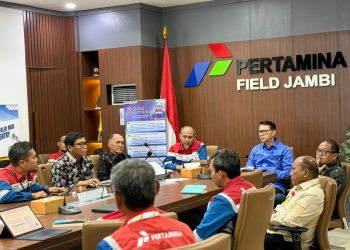 Anggota DPR RI Komisi XII Syarif Fasha bersama jajaran SKK Migas dan manajemen Pertamina Hulu Rokan Zona 1 mengikuti pertemuan dengan manajemen Pertamina EP Jambi Field di Kantor Field Manager Jambi, Kenali Asam, Kota Jambi, Jumat (6/3/2026). (Dok. FJM)